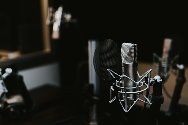 Un microphone de studio professionnel pour balado